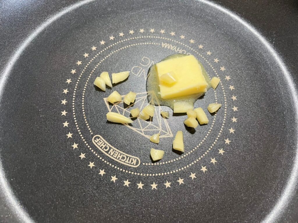 バターと刻みニンニク